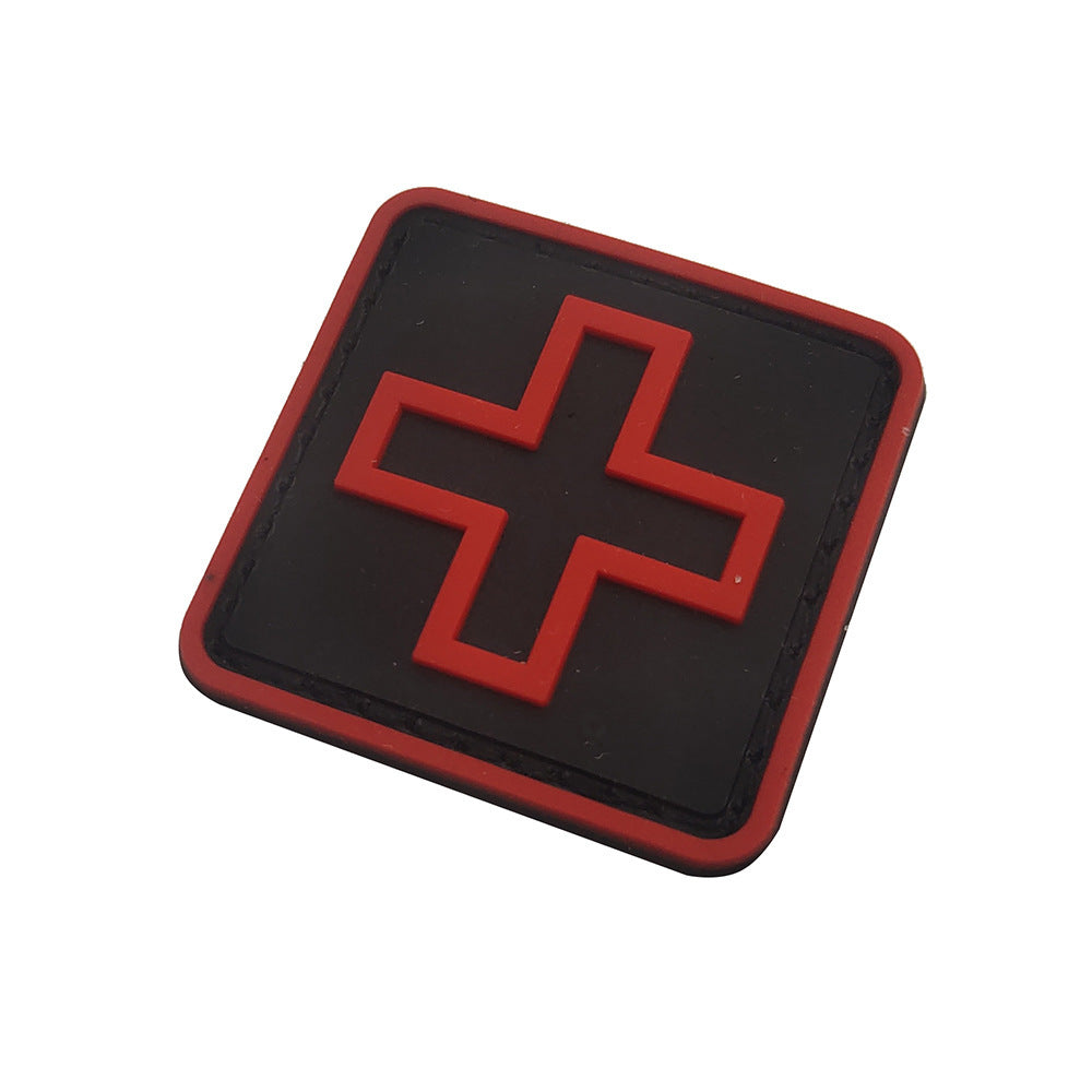 Patch velcro PVC croix rouge sur fond noir 4x4 cm